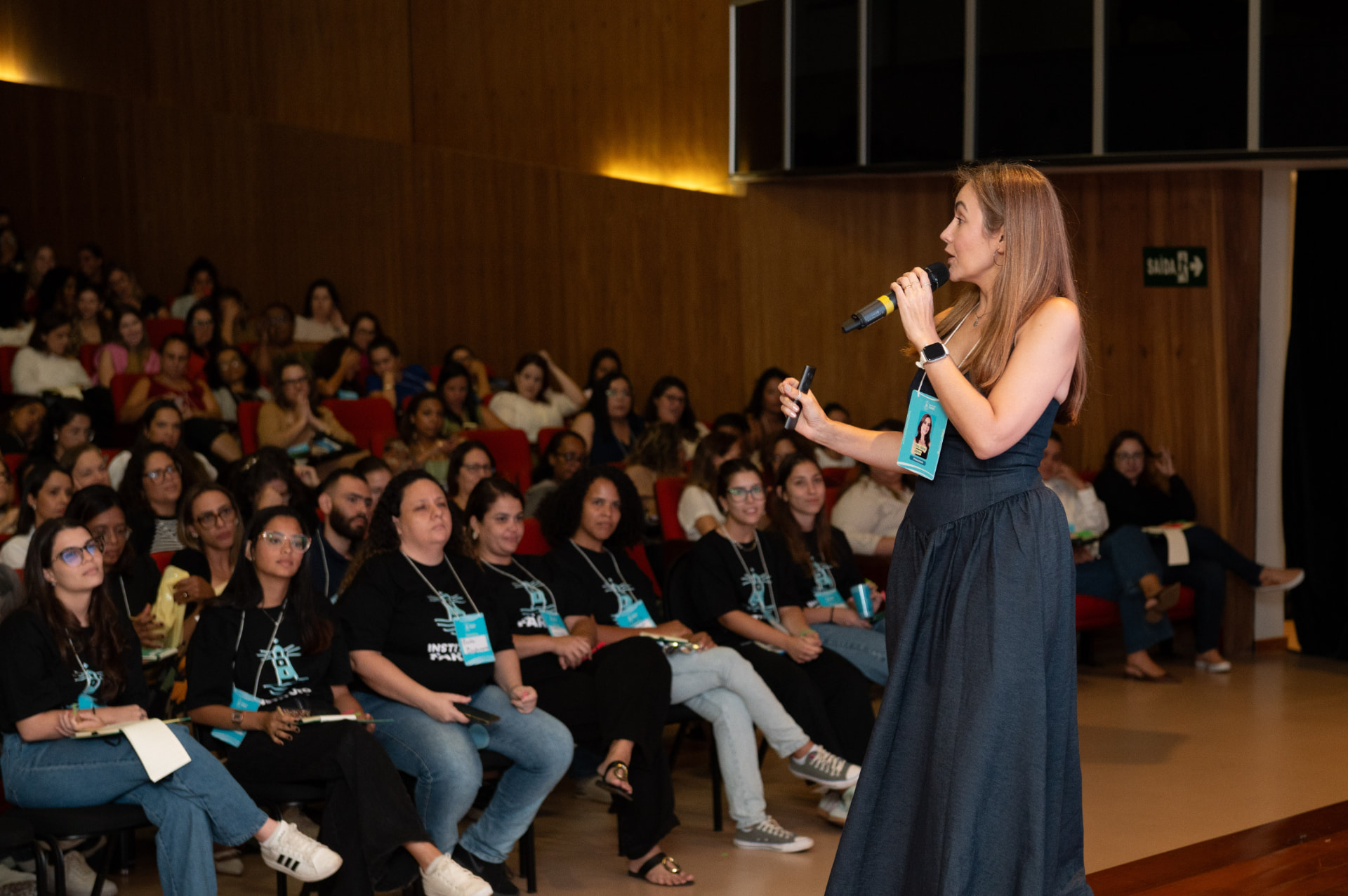 Aline palestrando para plateia de profissionais